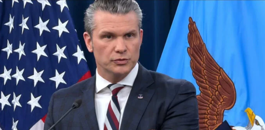 امریکی وزیرِ دفاع کی پریس کانفرنس میں عجیب آواز، سوشل میڈیا پر مذاق کا نشانہ بن گئے