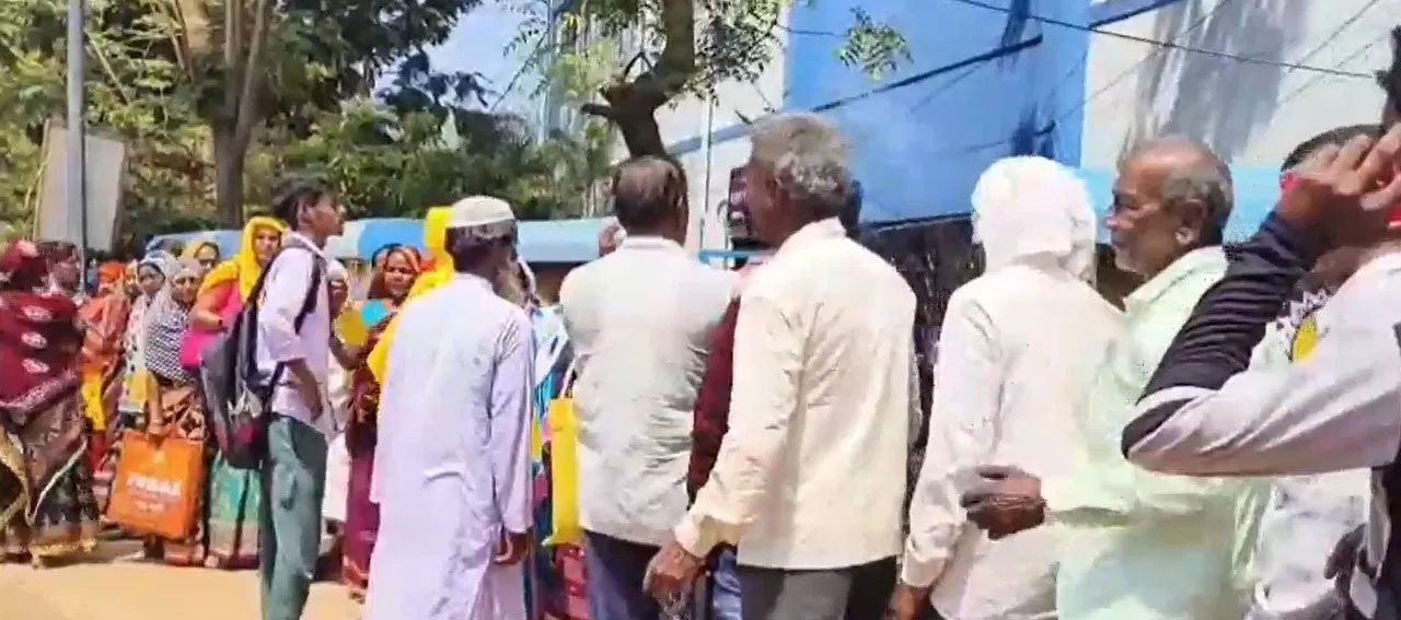 ووٹر ٹربیونل میں نام درج کروانے کی تگ و دو، شدید دھوپ میں صبح سے ہی ضلعوں میں لمبی قطاریں