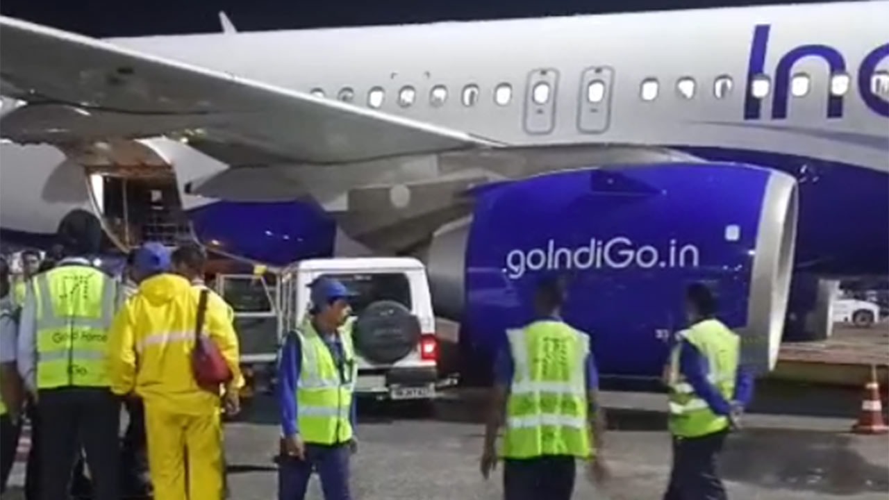 کولکتہ ایئرپورٹ پر کھڑے انڈیگو کے طیارے کو گاڑی کی ٹکر، مسافر بچ گئے