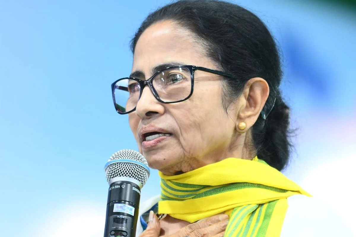 ممتا بنرجی کے انتخابی جلسے کے دوران اسٹیج کے قریب آگ لگنے کی افواہ سے کھلبلی