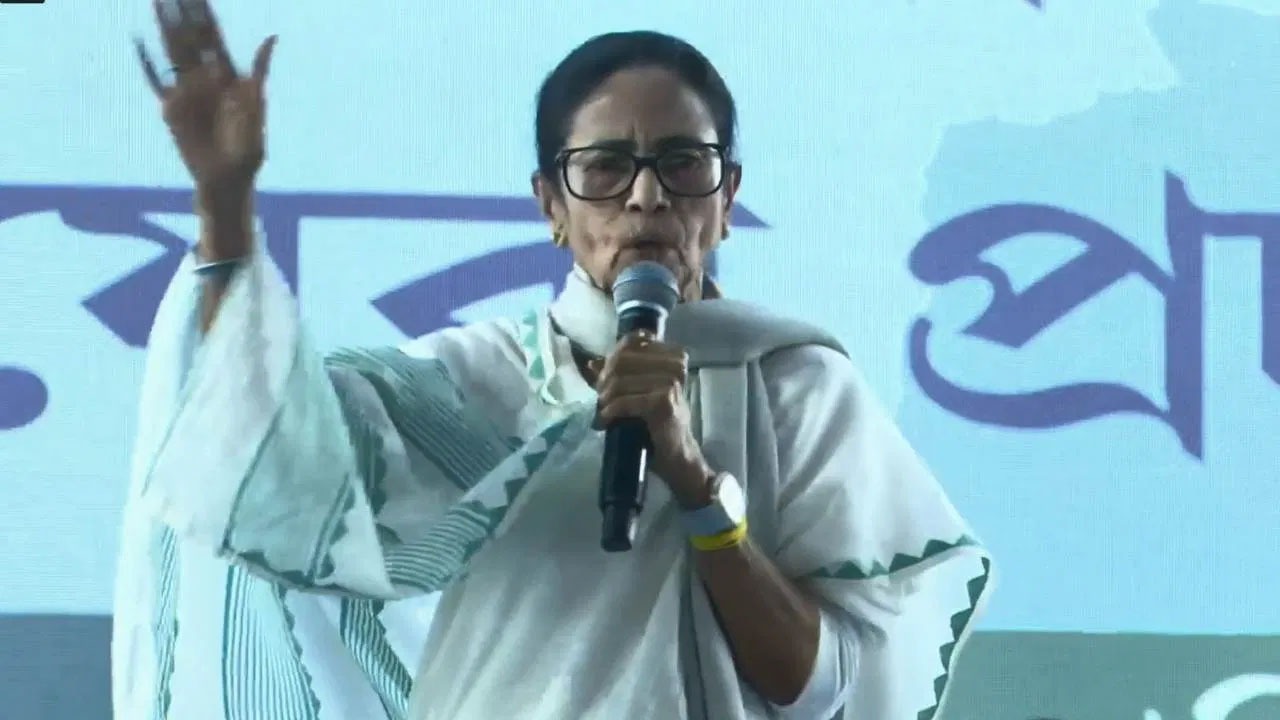 الیکشن کمیشن اور اس کی کچھ دلال مل کر لوگوںکے ساتھ کھلواڑکر رہے ہیں: ممتا بنرجی