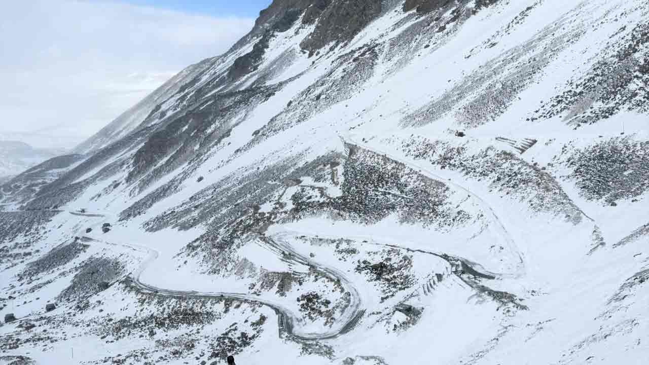 شمالی سکم کے لاچین میں شدید برف باری سے ہزار سیاح پھنس گئے