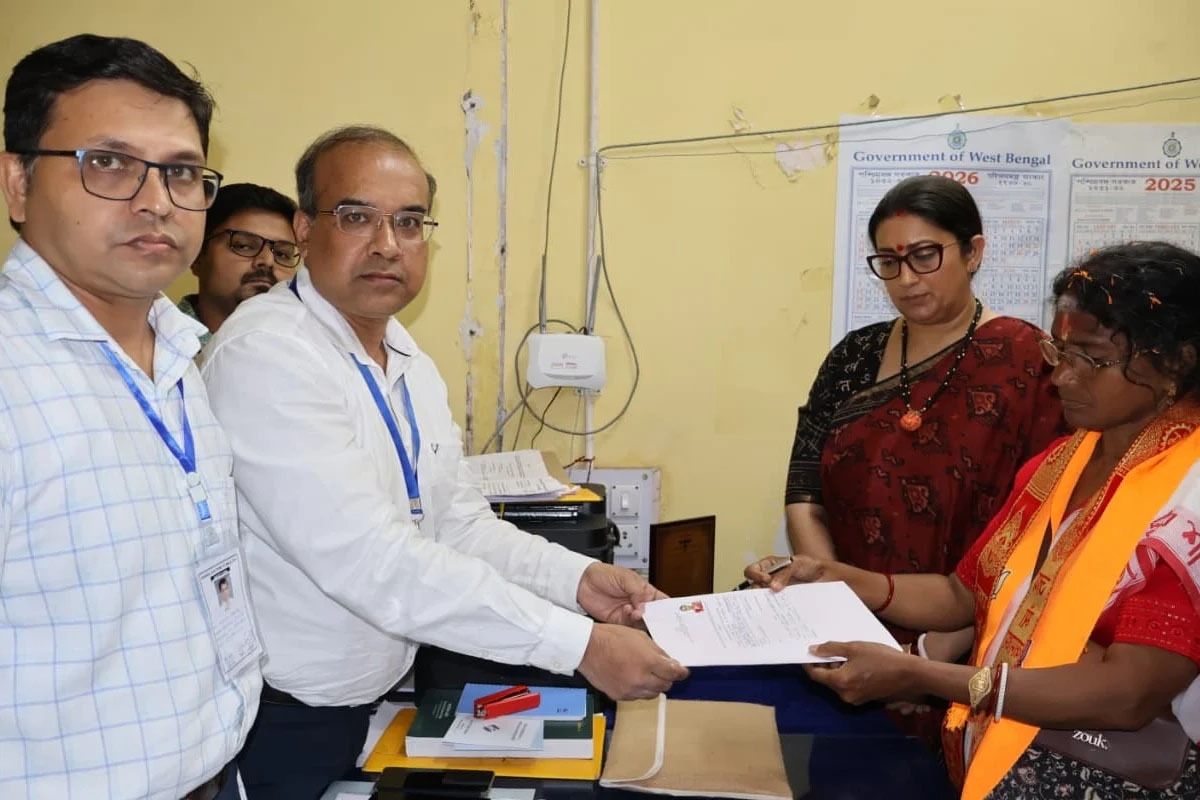 آر جی کار کی متاثرہ ڈاکٹر کی ماں نے بیرکپور میں پرچہ نامزدگی داخل کیا