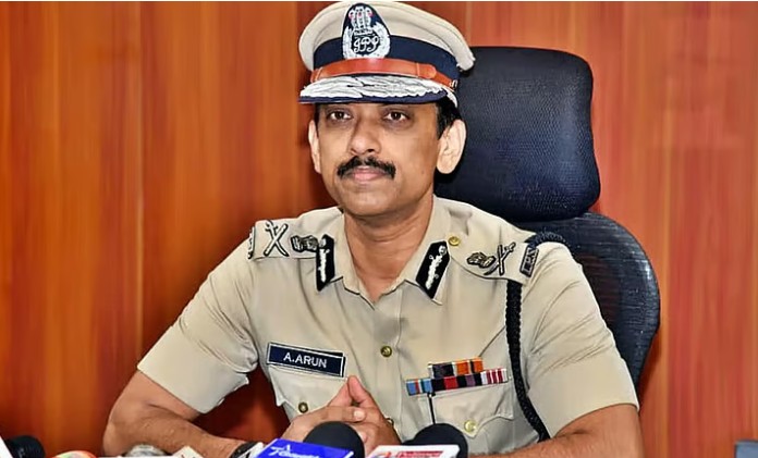 الیکشن کمیشن نے انتخابات سے قبل چنئی کے پولیس کمشنر کو عہدے سے ہٹا دیا