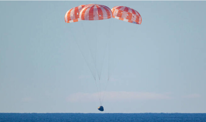 آرٹیمس مشن ٹو: خلابازوں کی چاند کے گرد تاریخی سفر کے بعد زمین پر واپسی