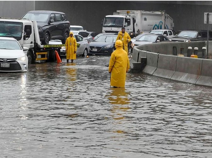 سعودی عرب میں شدید موسلا دھار بارش، تعلیمی ادارے بند