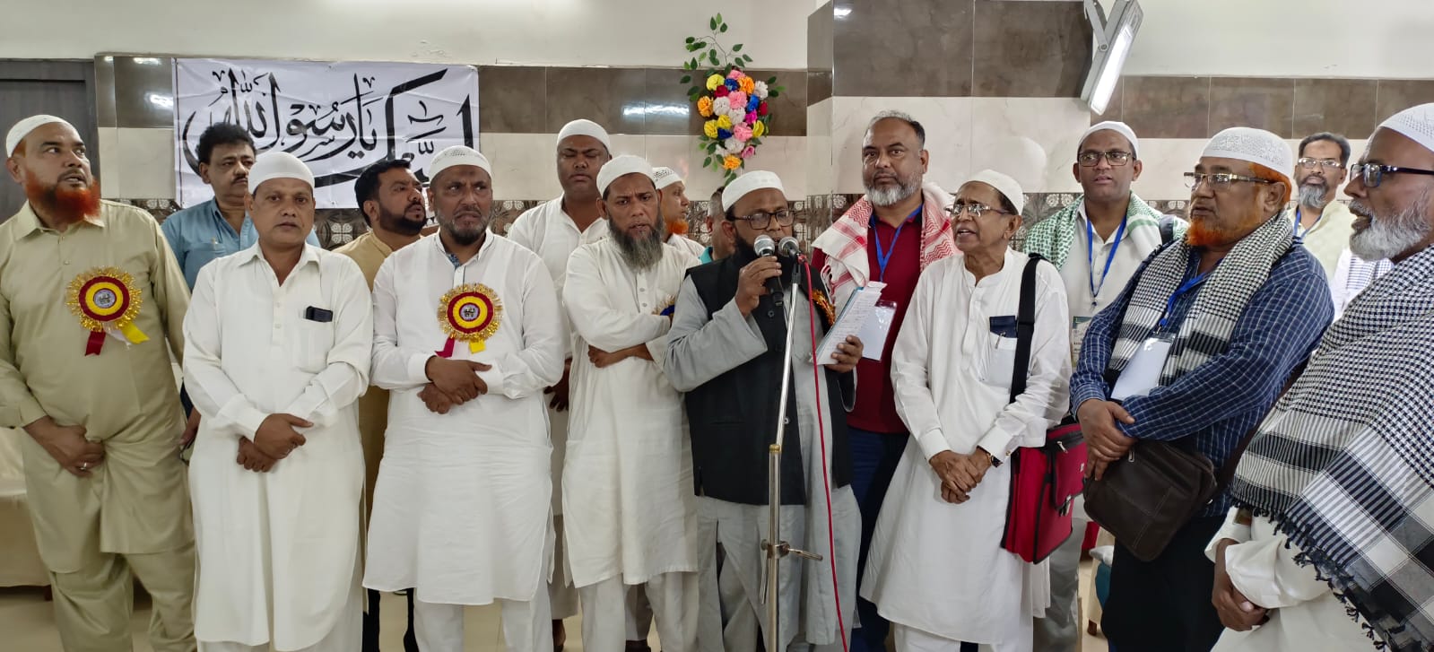 بزم خادم الحجاج خضر پور کی جانب سے عازمین حج کو الوداعیہ دیا گیا