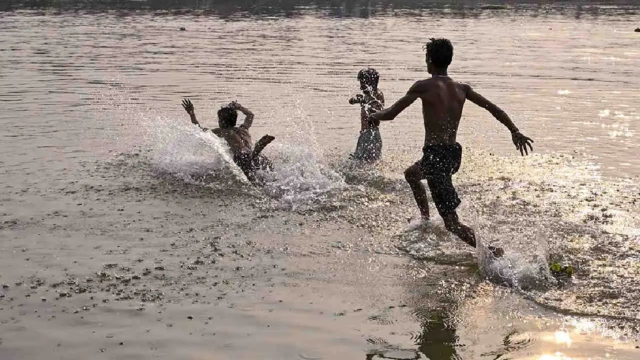 گرمی کے ساتھ ساتھ جنوبی اضلاع میں چند مقامات پر رش کا امکان