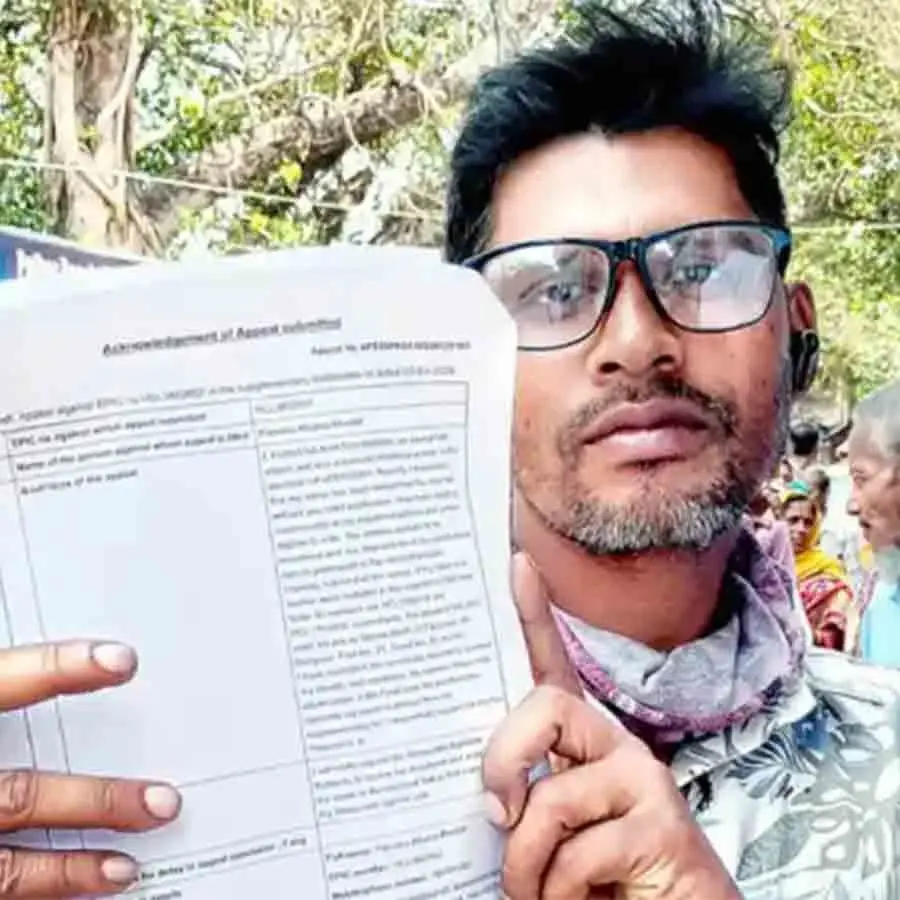 لڑنا خود ہی پڑے گا، یہ بات ان لوگوں کی سمجھ میں آ گئی ہے جن کے نام ووٹر لسٹ سے کٹ چکے ہیں