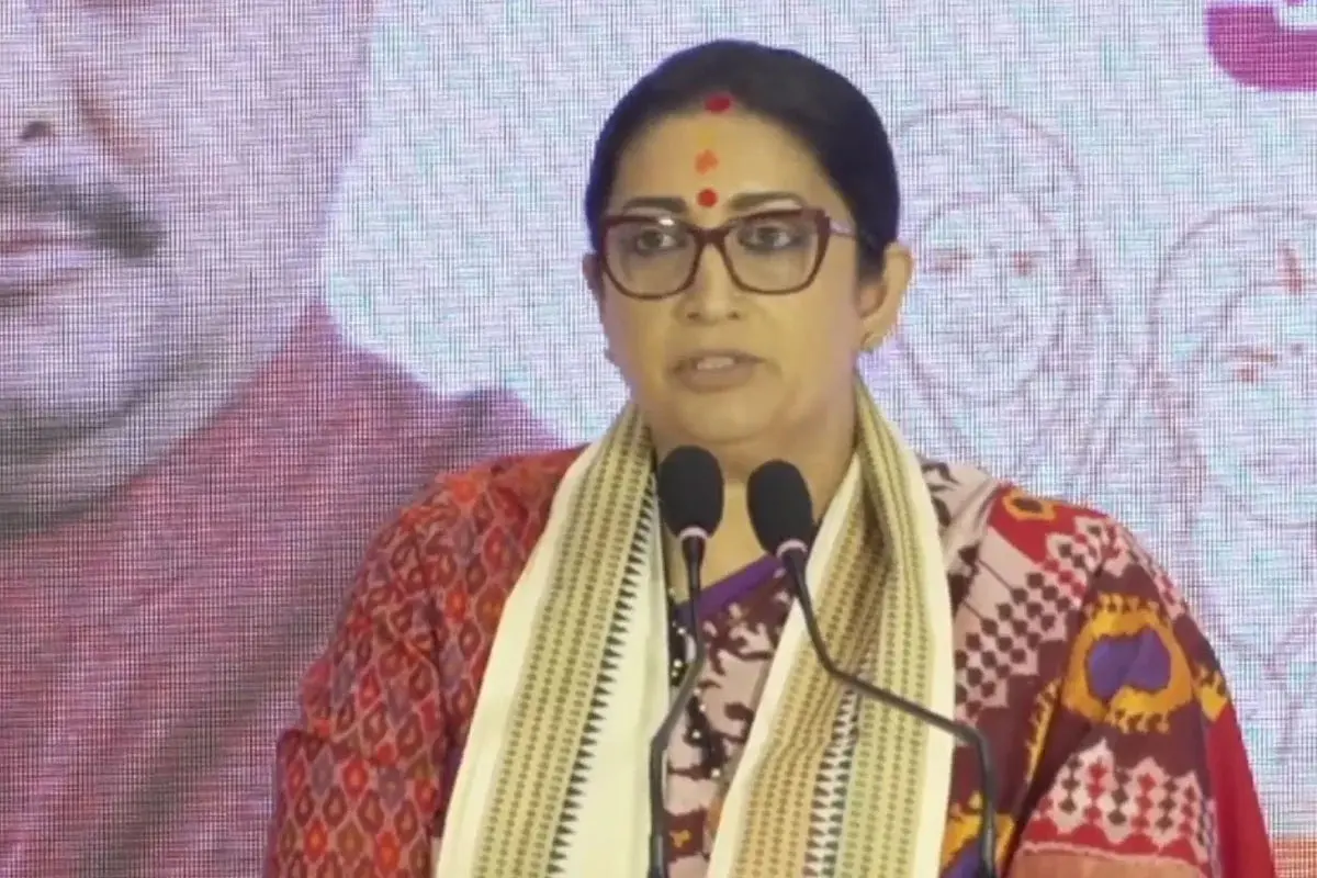 بی جے پی آئی تو مچھلی اور گوشت بند! "الیش مچھلی لائیے، میں کانٹے نکال کر کھلا دوں گی"، سمرتی ایرانی کا بیان۔