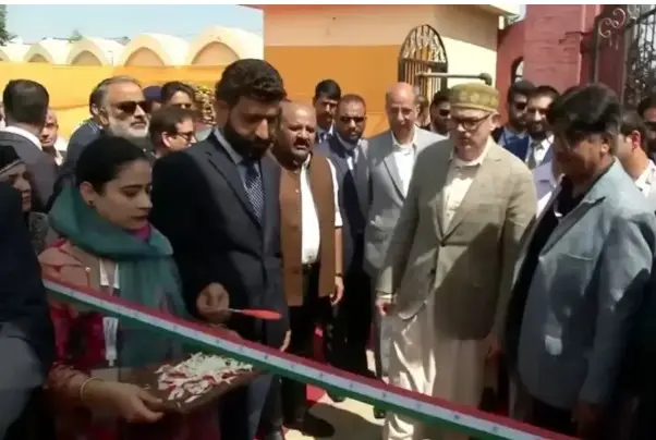 عمر عبداللہ نے ترنگے رنگ کا ربن کاٹنے سے کیا انکار، سوشل میڈیا پر ویڈیو وائرل