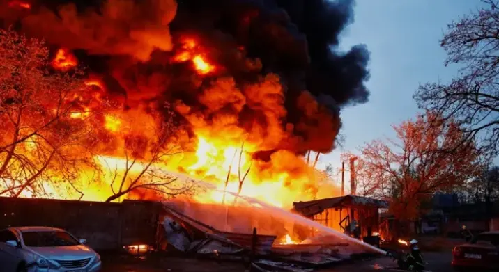 روس کے یوکرین کے مختلف شہروں پر حملہ، 12 افراد ہلاک