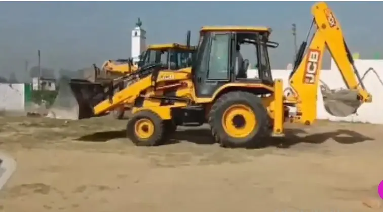 سنبھل: سرکاری زمین پر موجود عید گاہ اور امام باڑہ پر چلا بلڈوزر، کارروائی کے دوران پورا علاقہ پولیس چھاؤنی میں تبدیل