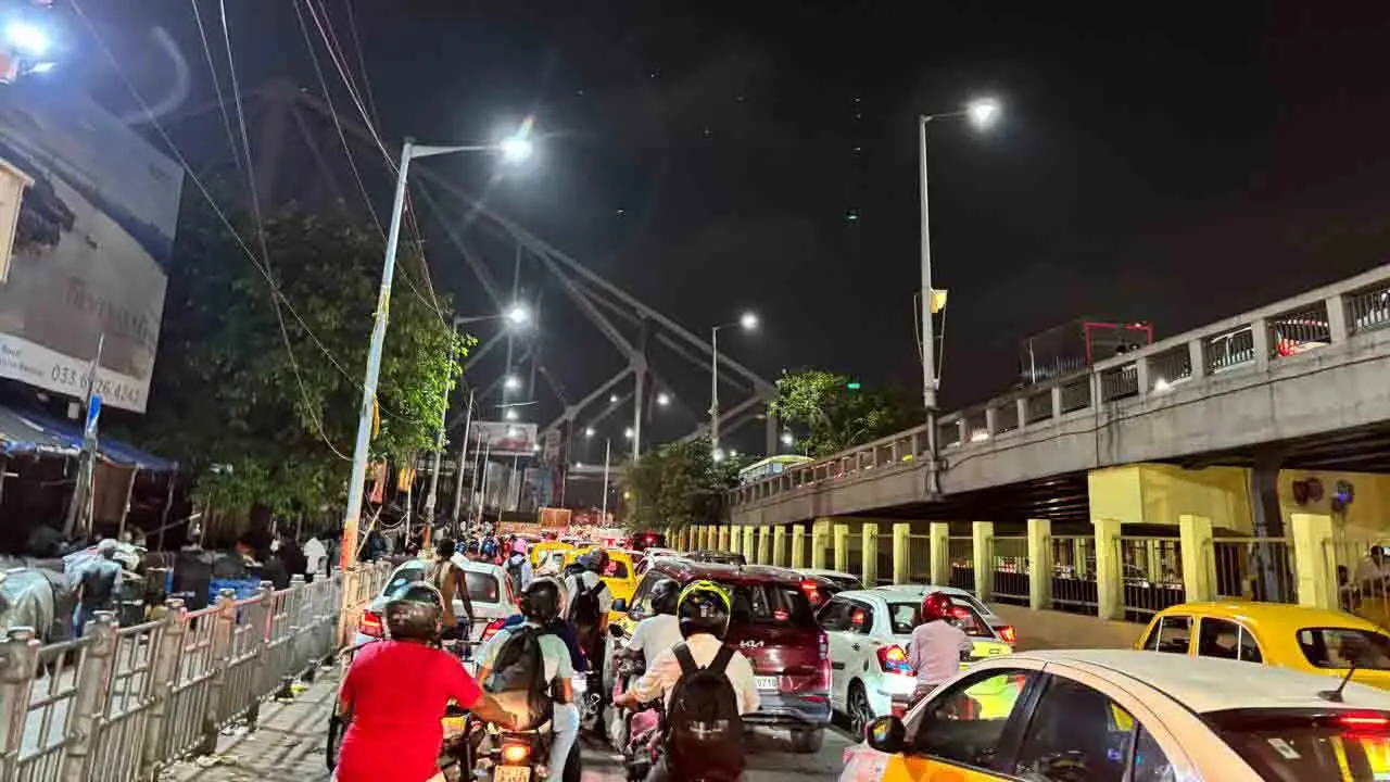 ہوڑہ برج کے قریب پھول منڈی میں آگ لگ گئی,فائر بریگیڈ کی سات گاڑیاں موقع پر پہنچ گئیں