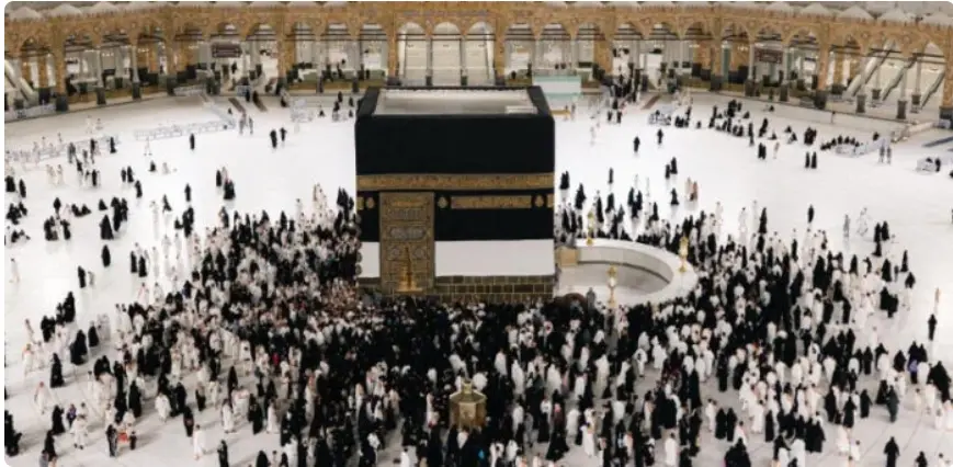 حج سیزن کا آغاز: خانہ کعبہ کے غلاف کو بلند کر دیا گیا