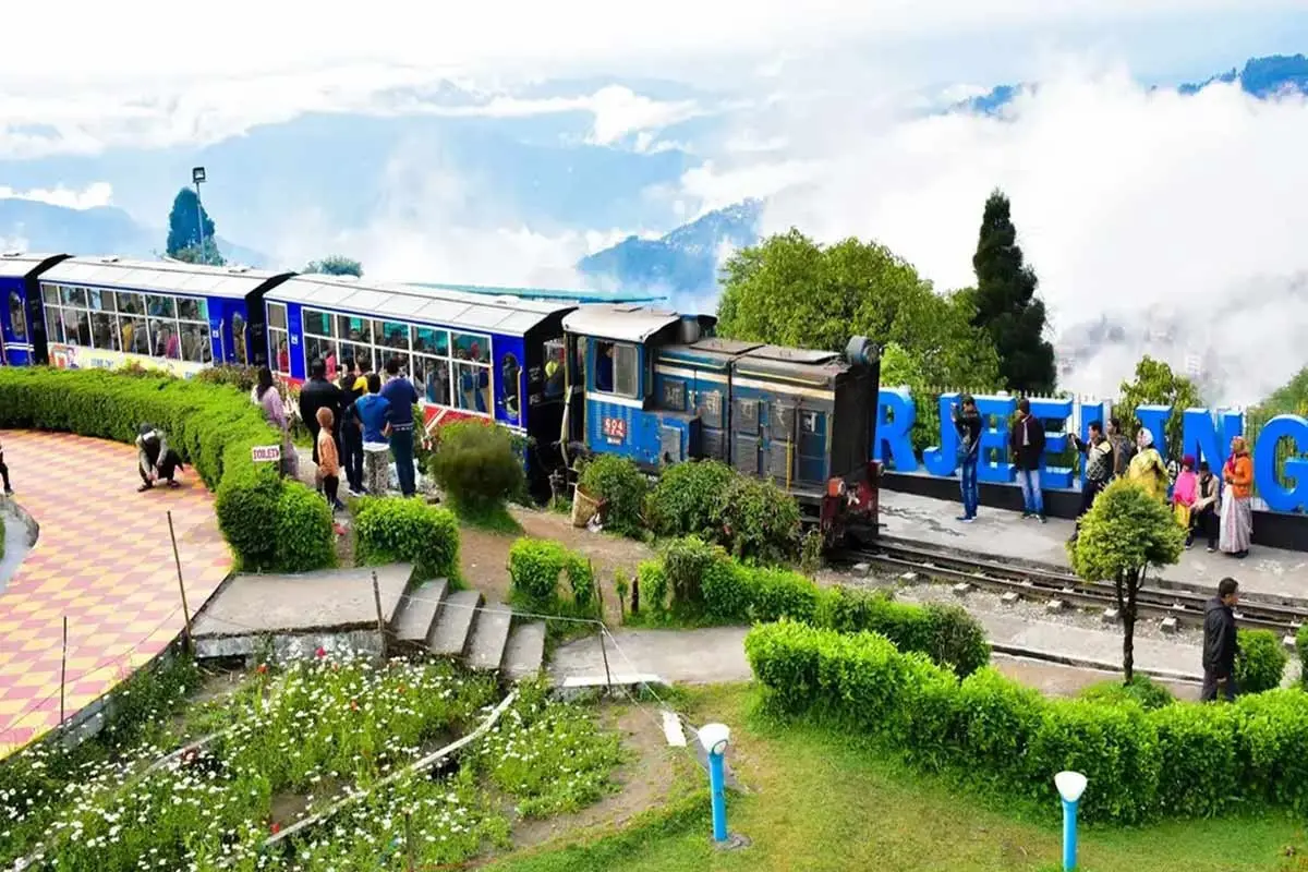 دارجلنگ میں ’ڈیموکریسی ایکسپریس‘ کے ذریعے لوگوں کو ووٹنگ کے لیے راغب کیا جا رہا ہے