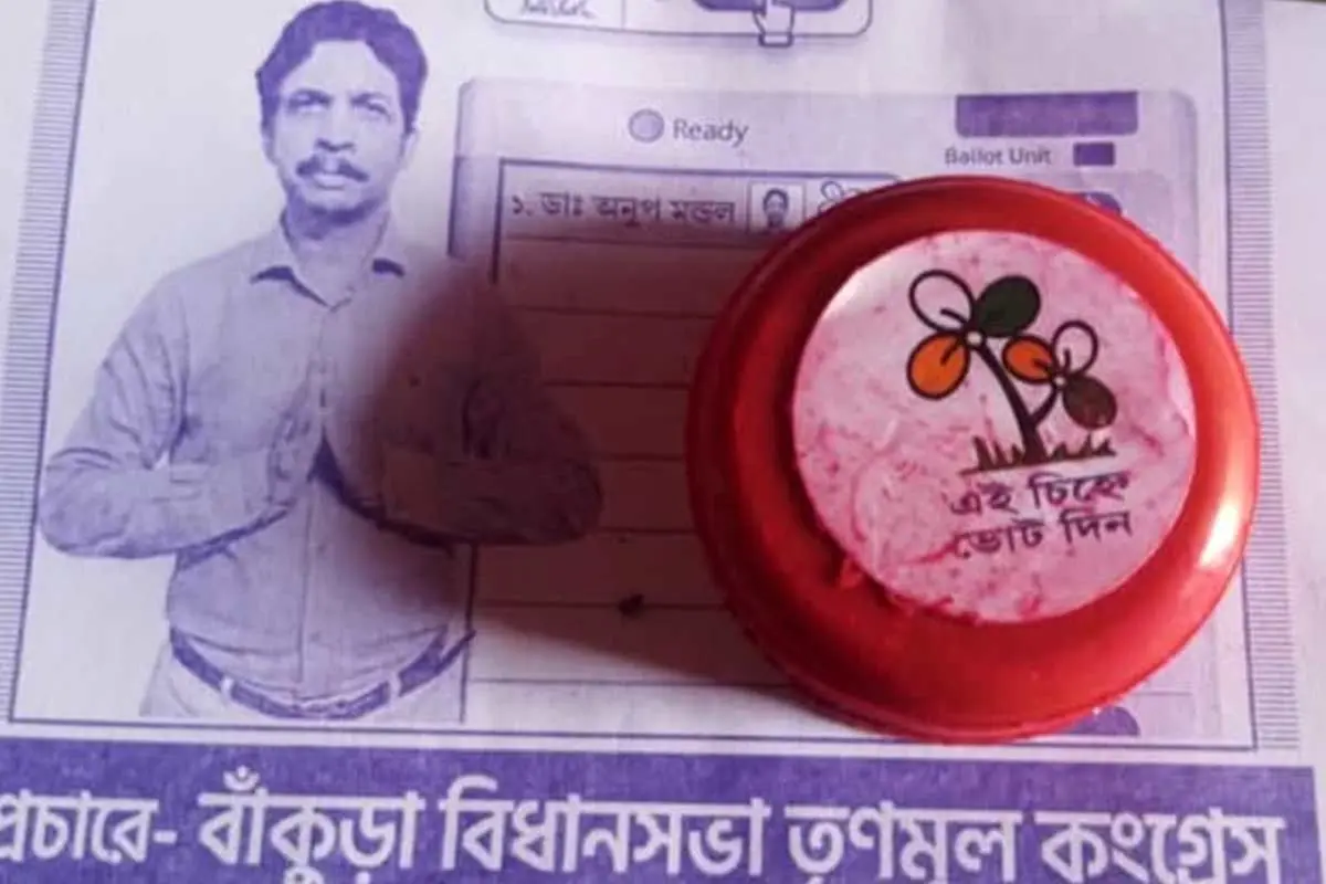 انتخابی مہم کے طو رپر خواتین میں سیندور کے ڈبے بانٹے جارہے ہیں