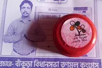 انتخابی مہم کے طو رپر خواتین میں سیندور کے ڈبے بانٹے جارہے ہیں