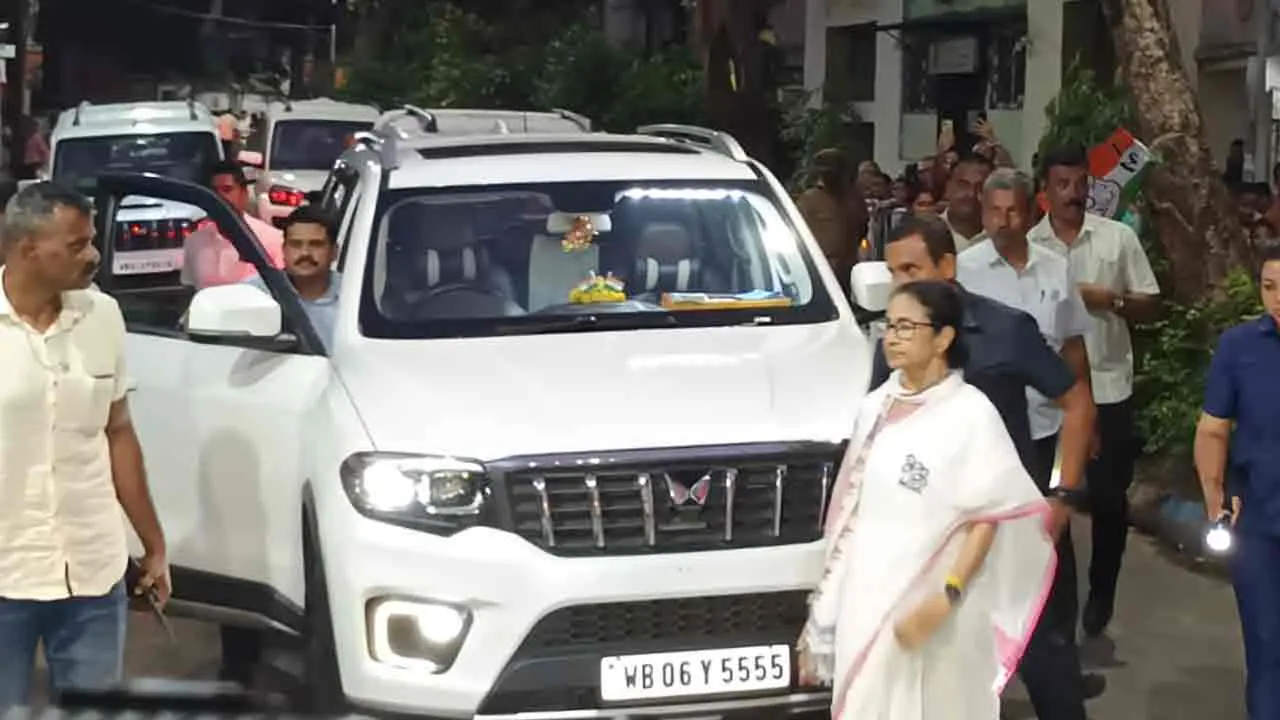 کیا مجھے مار کر بنگال جیتنا چاہتے ہیں؟ ڈی سی پی کے گھر پر ای ڈی کی کارروائی سے ممتا برہم، بی جے پی پر سخت حملہ