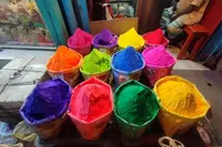 بنگال چناﺅ کے پیش نظر بڑا بازار میں ابیر کی مانگ بڑھ گئی