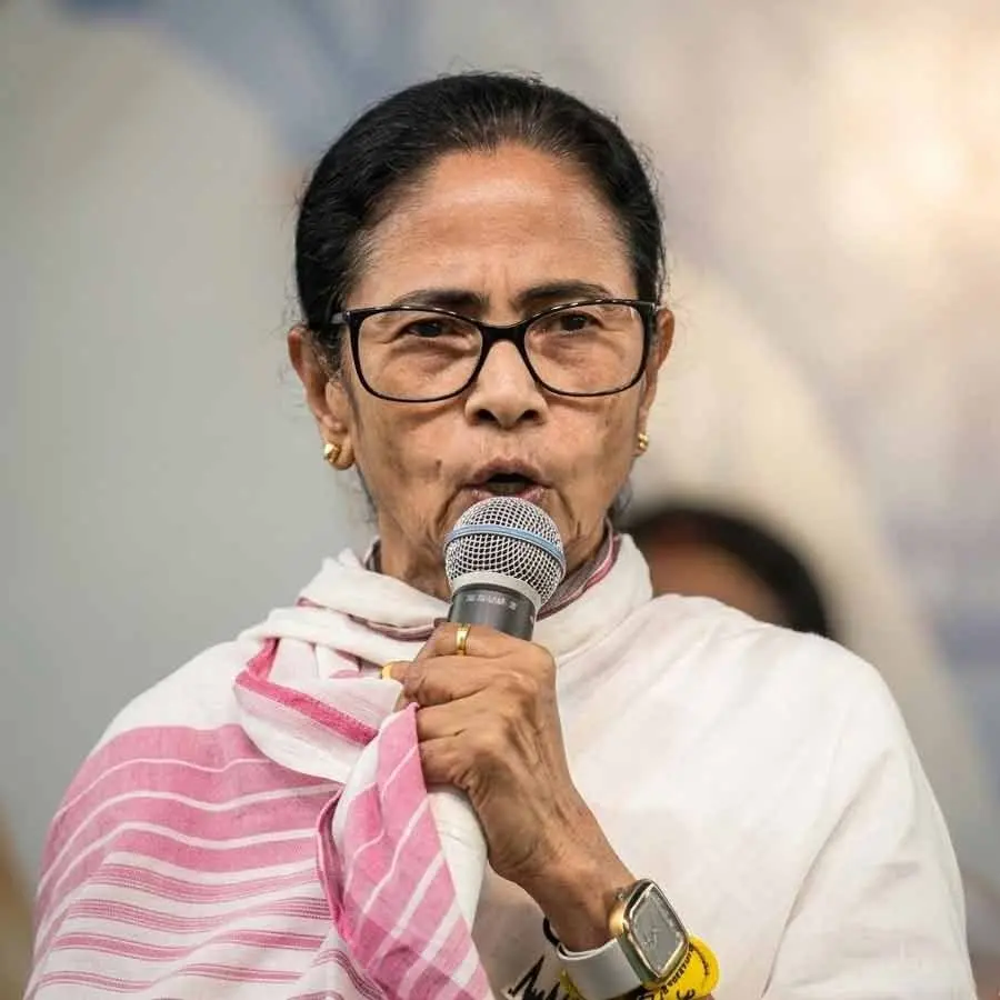 جلسہ میں تاخیر ہونے پر ممتا بنرجی نے بی جے پی اور انتظامیہ کو کڑی تنقید کا نشانہ بنایا