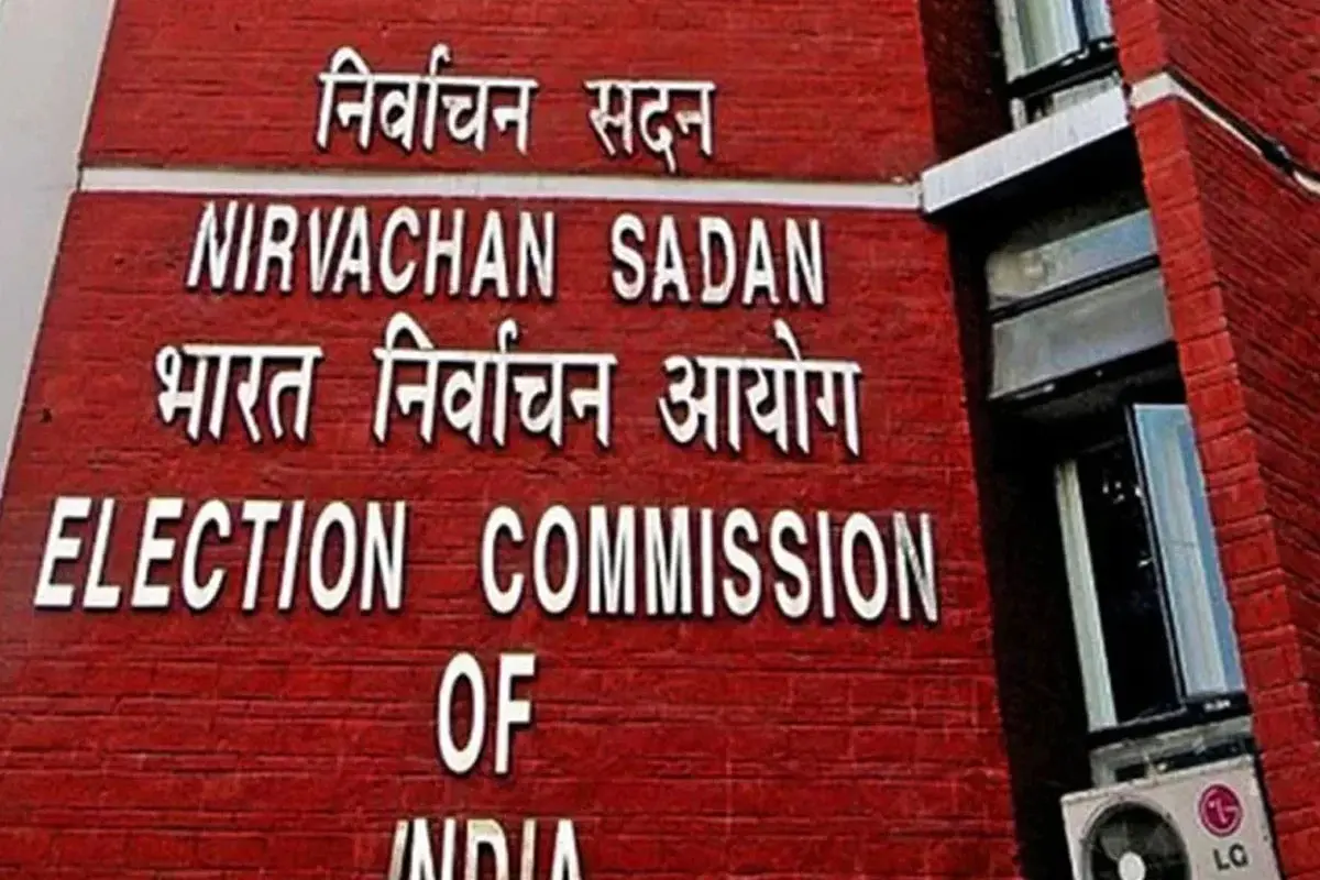 الیکشن کمیشن کو اپنے ہی مقرر کردہ افسروں پر اعتماد نہیں