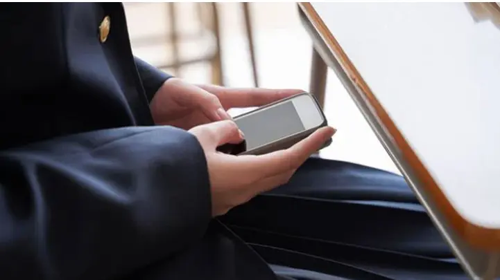 انگلینڈ کے اسکولوں میں بچوں کیلئے اسمارٹ فونز پر پابندی لگانے کا فیصلہ