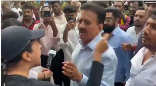 خواتین ریزرویشن: اپوزیشن کے خلاف مظاہرہ کر رہے مہاراشٹر کے وزیر پر سرعام برس پڑی خاتون، کہا ’یہاں سے باہر نکل جاؤ‘