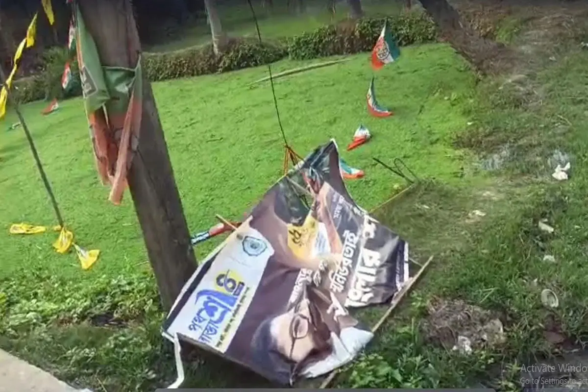 نندی گرام میں ترنمول کانگریس کے پوسٹر اور بینر پھاڑ دیئے گئے