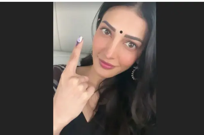 والد کمل ہاسن کے ساتھ ووٹ ڈالنے پہنچیں شروتی ہاسن، پوچھا- کیا آپ نے ووٹ ڈالا؟