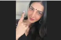 والد کمل ہاسن کے ساتھ ووٹ ڈالنے پہنچیں شروتی ہاسن، پوچھا- کیا آپ نے ووٹ ڈالا؟