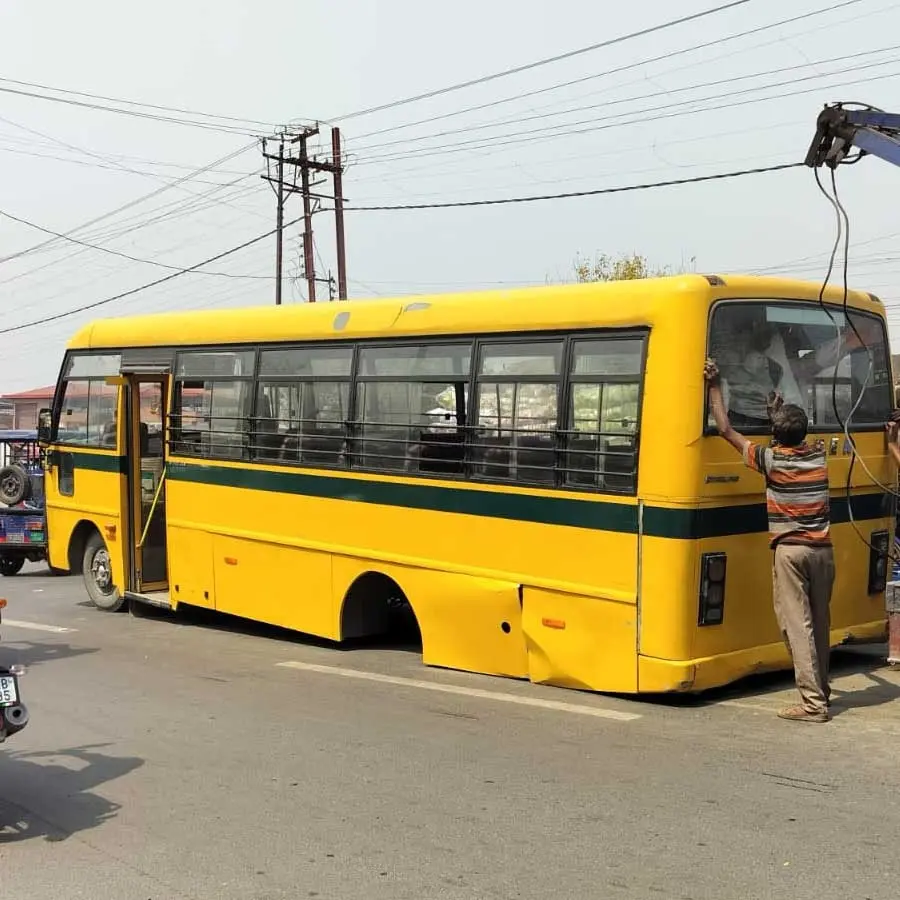 چناﺅ کےلئے اسکول کی گاڑیوں کو بھی لیا جا رہا ہے