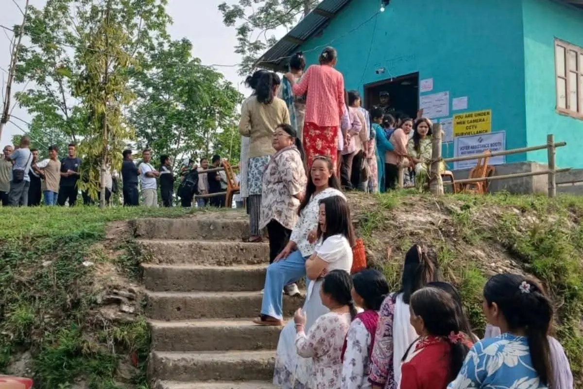 دارجلنگ میں خواتین ووٹروں کی لمبی قطاریں، ’عوام کے جوش و خروش سے جیت یقینی ہے‘: بمل گورونگ