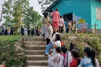 دارجلنگ میں خواتین ووٹروں کی لمبی قطاریں، ’عوام کے جوش و خروش سے جیت یقینی ہے‘: بمل گورونگ