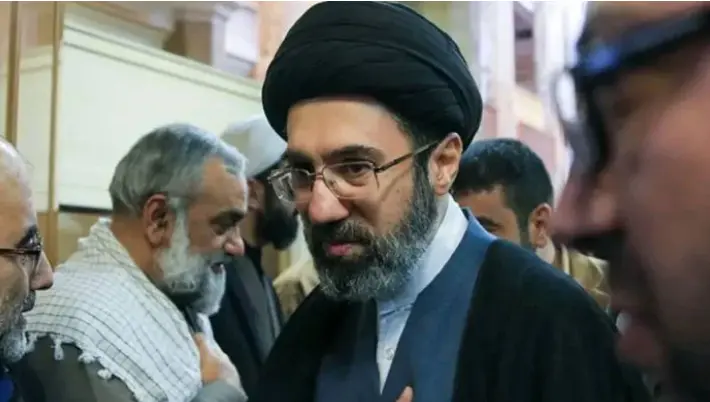 مجتبیٰ خامنہ ای کی نئی تصاویر ’جادو ٹونے‘ کے خطرات کے سبب جاری نہیں کی گئی: ایرانی قانون ساز کا دعویٰ