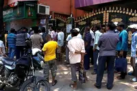 پابندی ختم ہوتے ہی شراب کی دکانوںمیں لمبی لائن دیکھی گئی