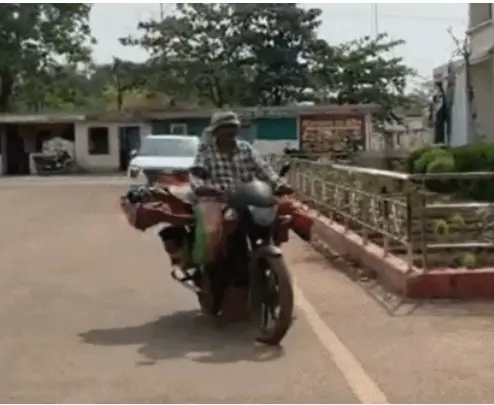 مجبوری کی دردناک تصویر! شوہر نے موٹر سائیکل کو بنا یا اسٹریچر، بیوی کے علاج کے لیے دربدر بھٹکتا رہا نوجوان