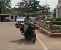 مجبوری کی دردناک تصویر! شوہر نے موٹر سائیکل کو بنا یا اسٹریچر، بیوی کے علاج کے لیے دربدر بھٹکتا رہا نوجوان