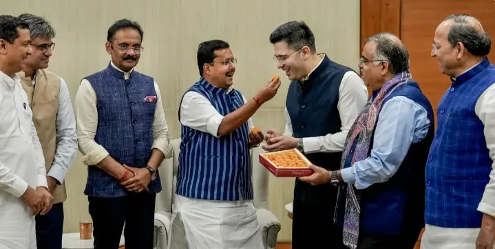 راگھو چڈھا سمیت 7 راجیہ سبھا اراکین بی جے پی میں شامل، نتن نوین نے مٹھائی کھلا کر کیا استقبال