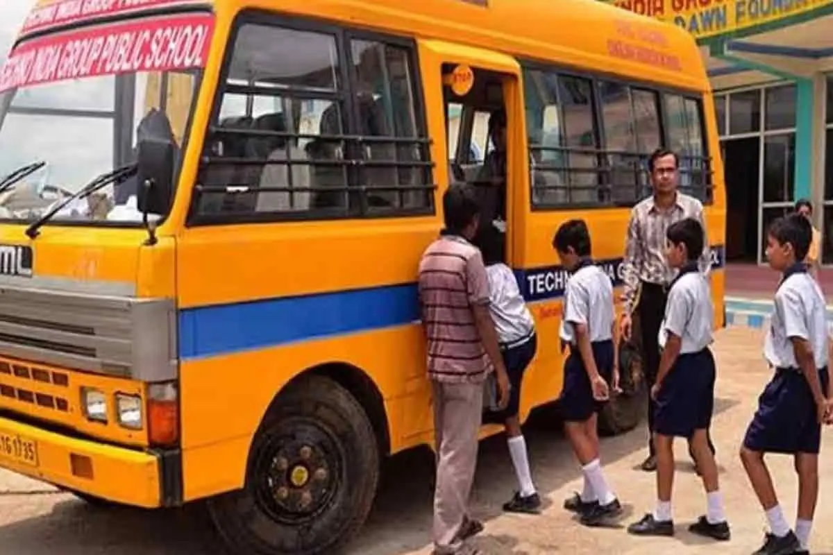 بسوں کے انتخابی ڈیوٹی پر جانے کی وجہ سے اسکولوں میں آن لائن کلاس شروع