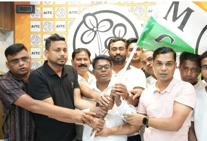 ابھیشیک کے دورے سے پہلے امیدوار خود کانگریس چھوڑ کر ترنمول میں شامل ہو گئے