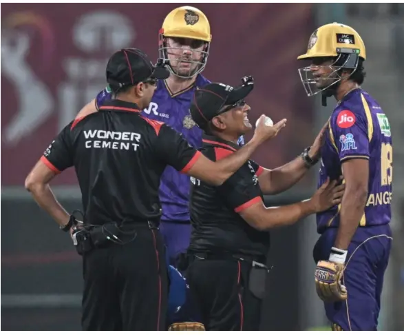 بیچ میدان پرہائی وولٹیج ڈرامہ! عجیب وغریب طریقے سے آوٹ ہوا کے کے آر کا طوفانی بلے باز، ضابطہ جان کر رہ جائیں گے حیران