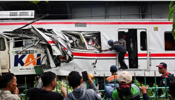 انڈونیشیا: 2 ٹرینوں میں تصادم، 14 افراد جاں بحق، درجنوں زخمی