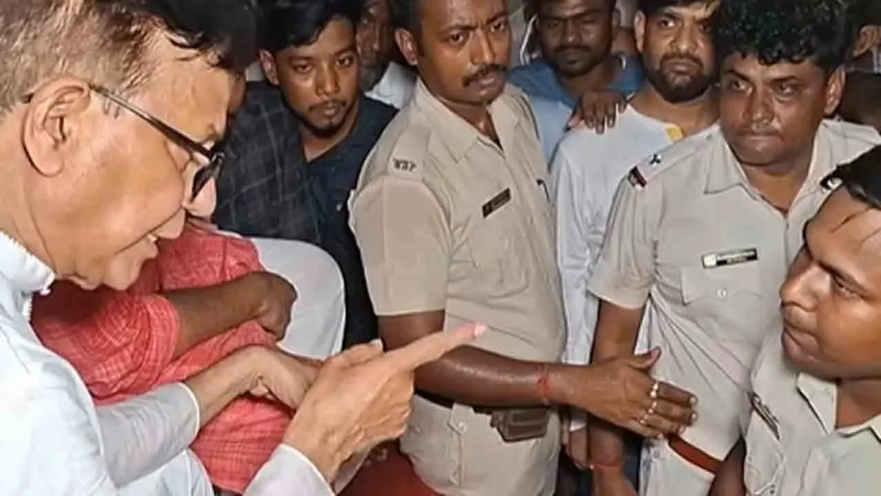 ’آپ دلال ہیں، ترنمول کے باپ کے پیسوں سے تنخواہ نہیں ملتی‘، کالی گنج کے پولیس افسر پر سلیم برس پڑے