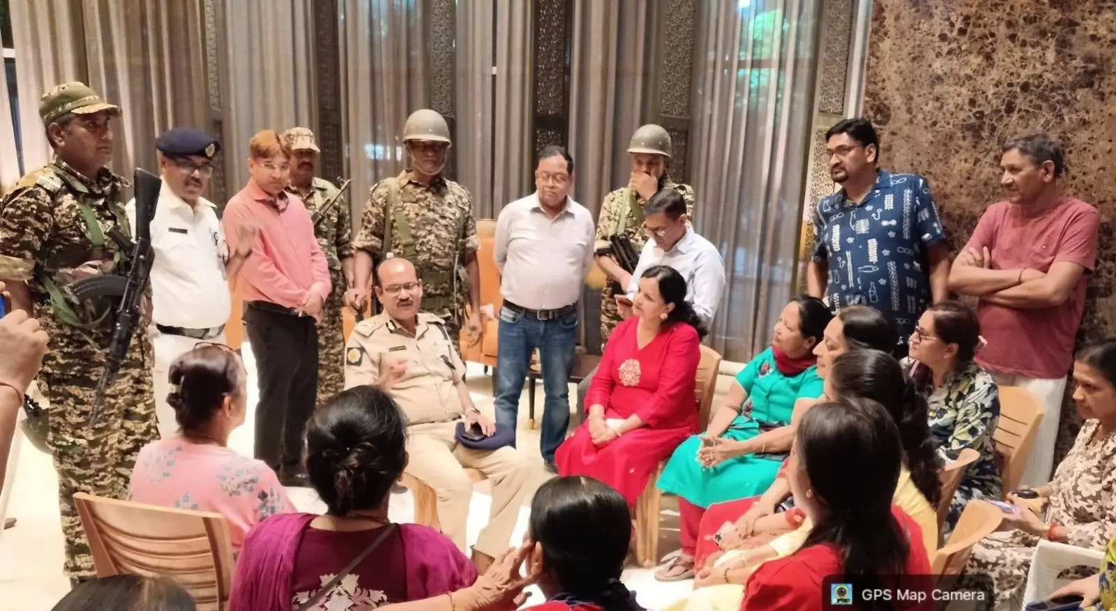 کولکاتا پولس نے پرامن چناﺅ کی یقین دہانی کےلئے ہائی رائز بلڈنگ کادورہ کیا