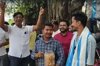 ترنمول کانگریس کے ورکر گڑ اور بتاشے کھاکر اسٹرانگ روم کی پہرہ داری کر رہے ہیں