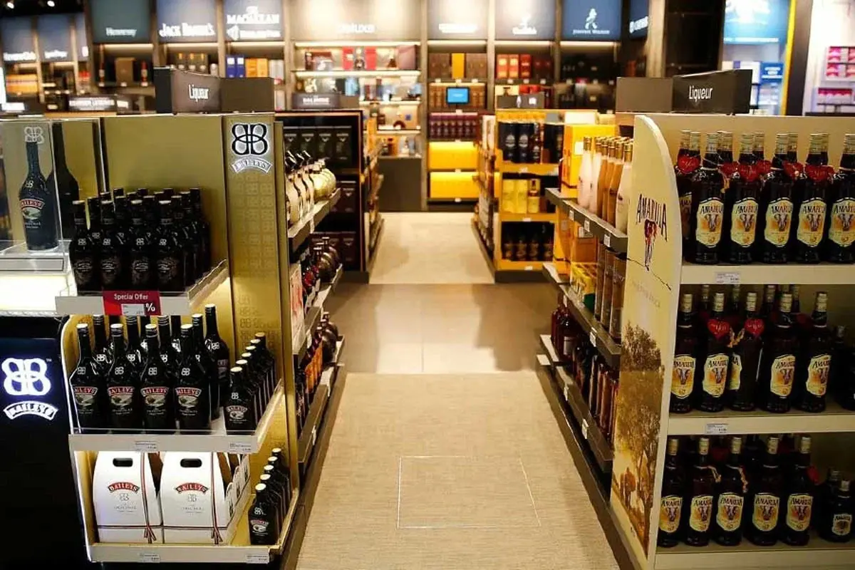 ووٹنگ ختم ہوتے ہی شراب کی دکانوں پر لمبی قطاریں