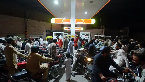 پاکستانی حکومت نے پیٹرول اور ڈیزل کی قیمتوں میں اضافہ کر دیا