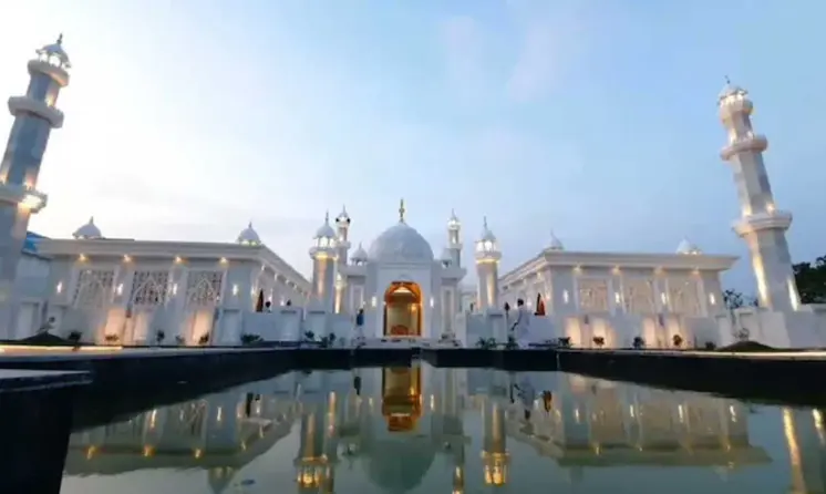 "صرف مقبرہ نہیں، عبادت گاہ بھی ہے: بیٹے نے ماں کی یاد میں تعمیر کردہ ‘تاج محل’ کو انسانیت کے نام کر دیا”