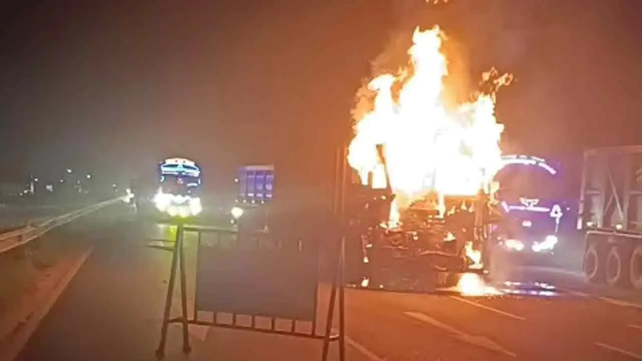 سینگور حادثہ کے بعد ٹرک میں آگ لگ گئی